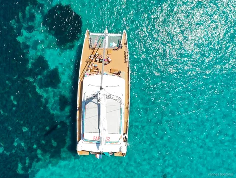 Catamaran naviguant dans la baie de Cannes pendant la balade en bateau demi-journée
