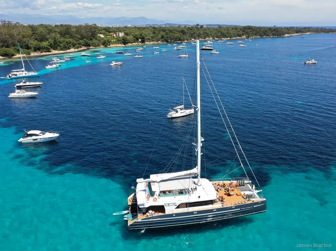 Catamaran quittant le Vieux Port de Cannes pour la croisière journée complète