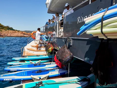 Baigneurs près des îles de Lérins lors de la croisière en bateau journée complète à Cannes