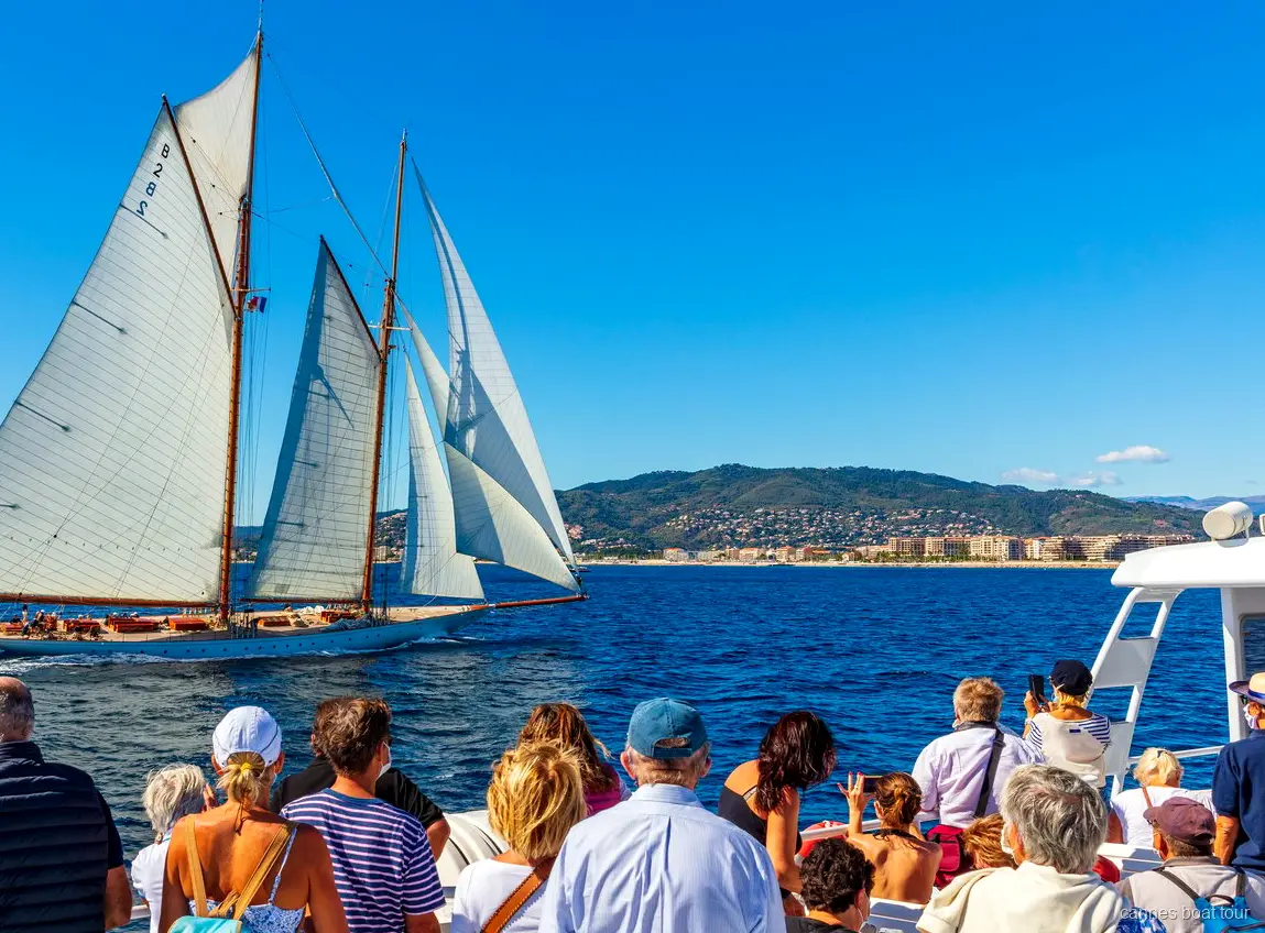 Catamaran suivant la flotte de la Croisière Régates Royales de Cannes