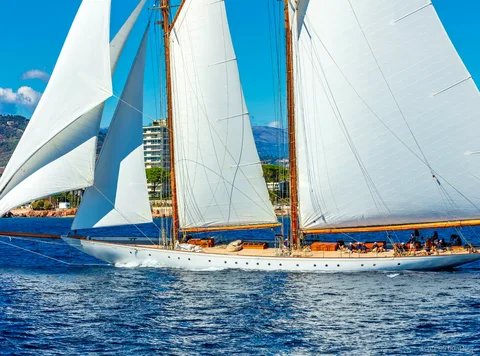 Passagers savourant une coupe de Champagne sur la croisière Régates Royales de Cannes