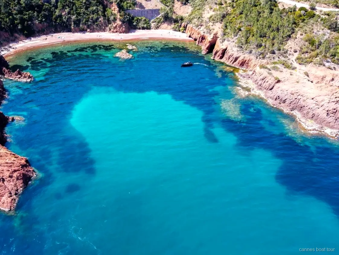 Falaises du Cap Roux vues lors de l'excursion en bateau sur les roches rouges de l'Esterel à Cannes