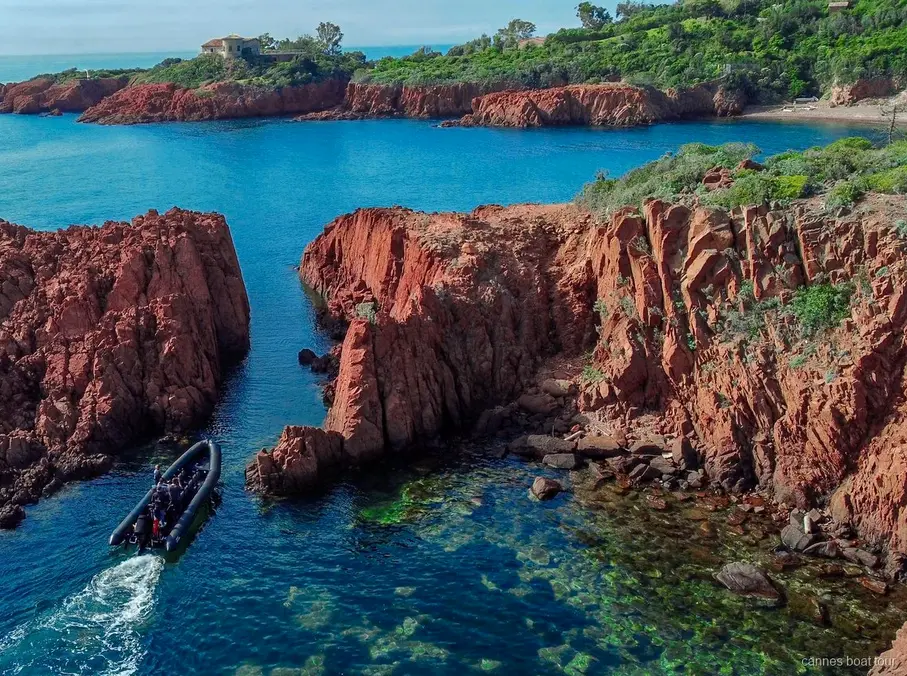 Petit groupe embarquant à Mandelieu-la-Napoule pour l'excursion Esterel