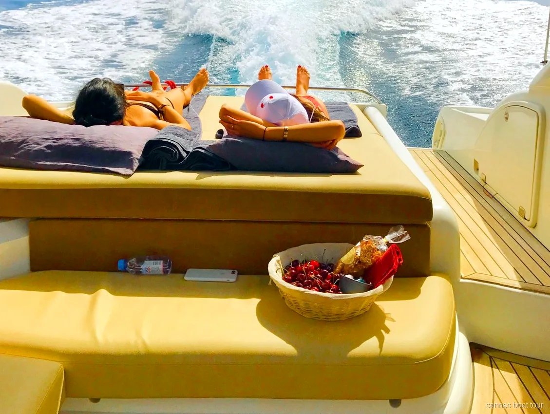 Mouillage au Cap d'Antibes près de l'Hôtel du Cap-Eden-Roc pendant la location privée